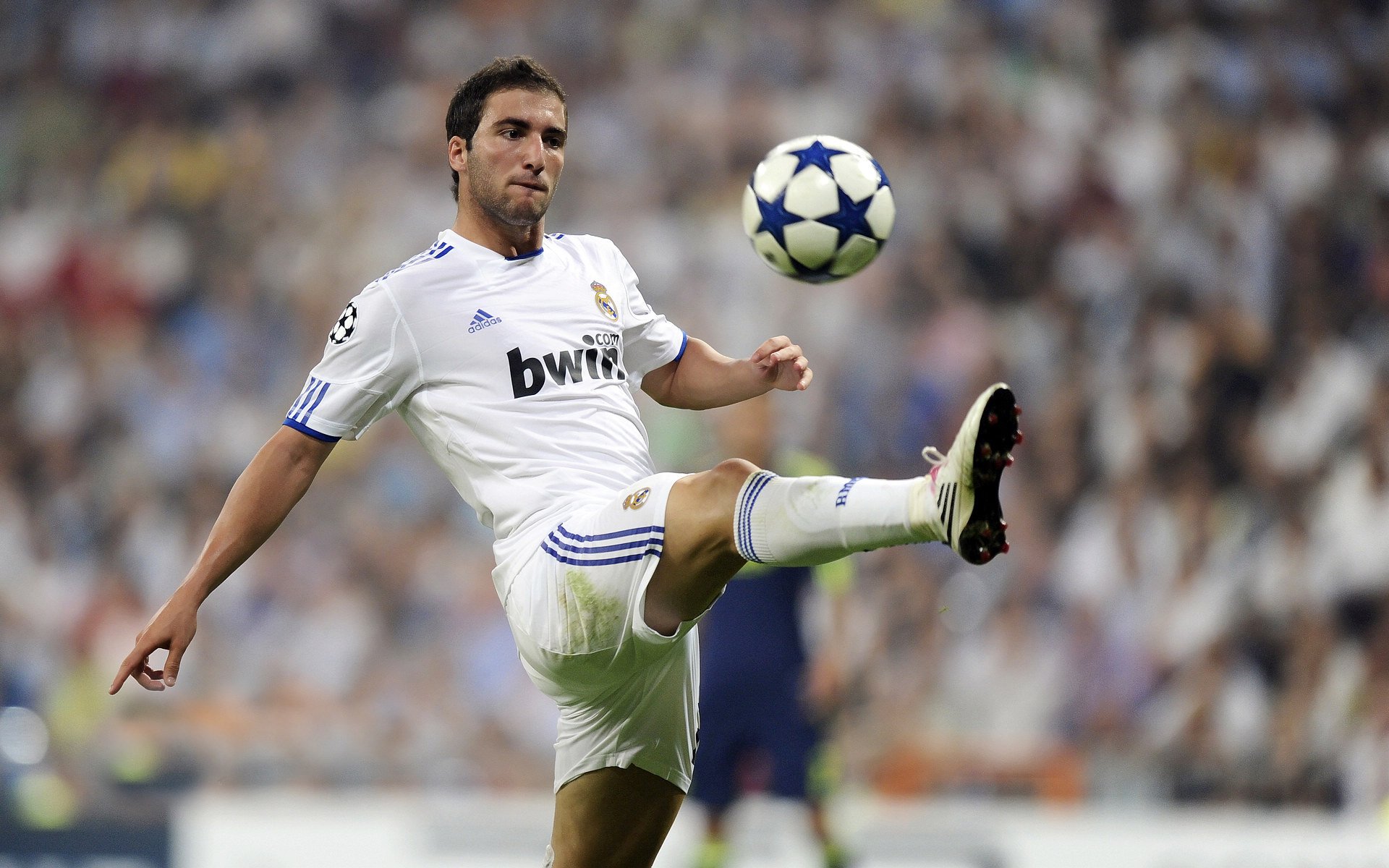 瓦伦西亚球员吉鲁期待在下场比赛中有出色表现,瓦伦西亚足球